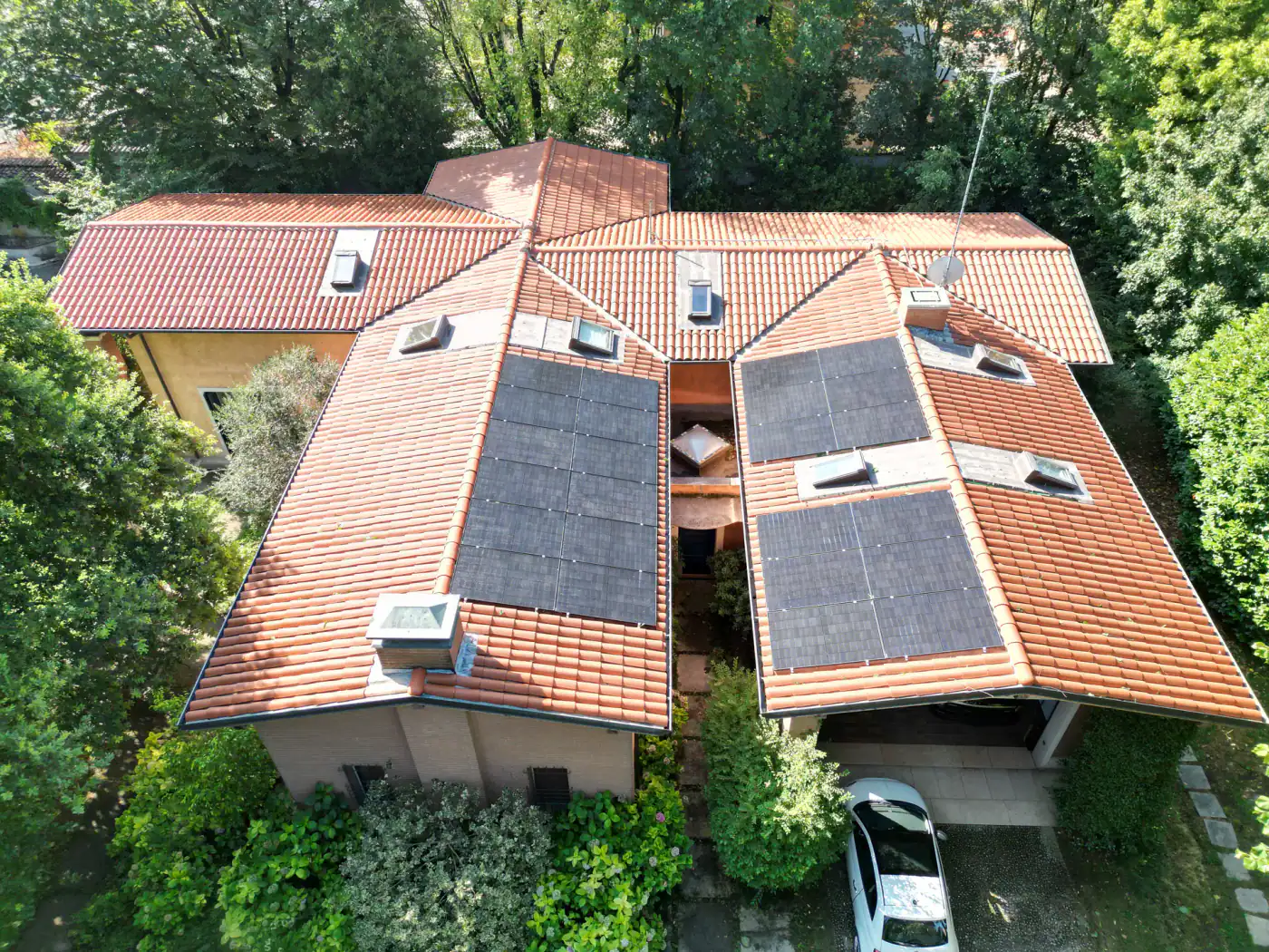IMPIANTO FOTOVOLTAICO RESIDENZIALE DA 10,56 KW - foto 4