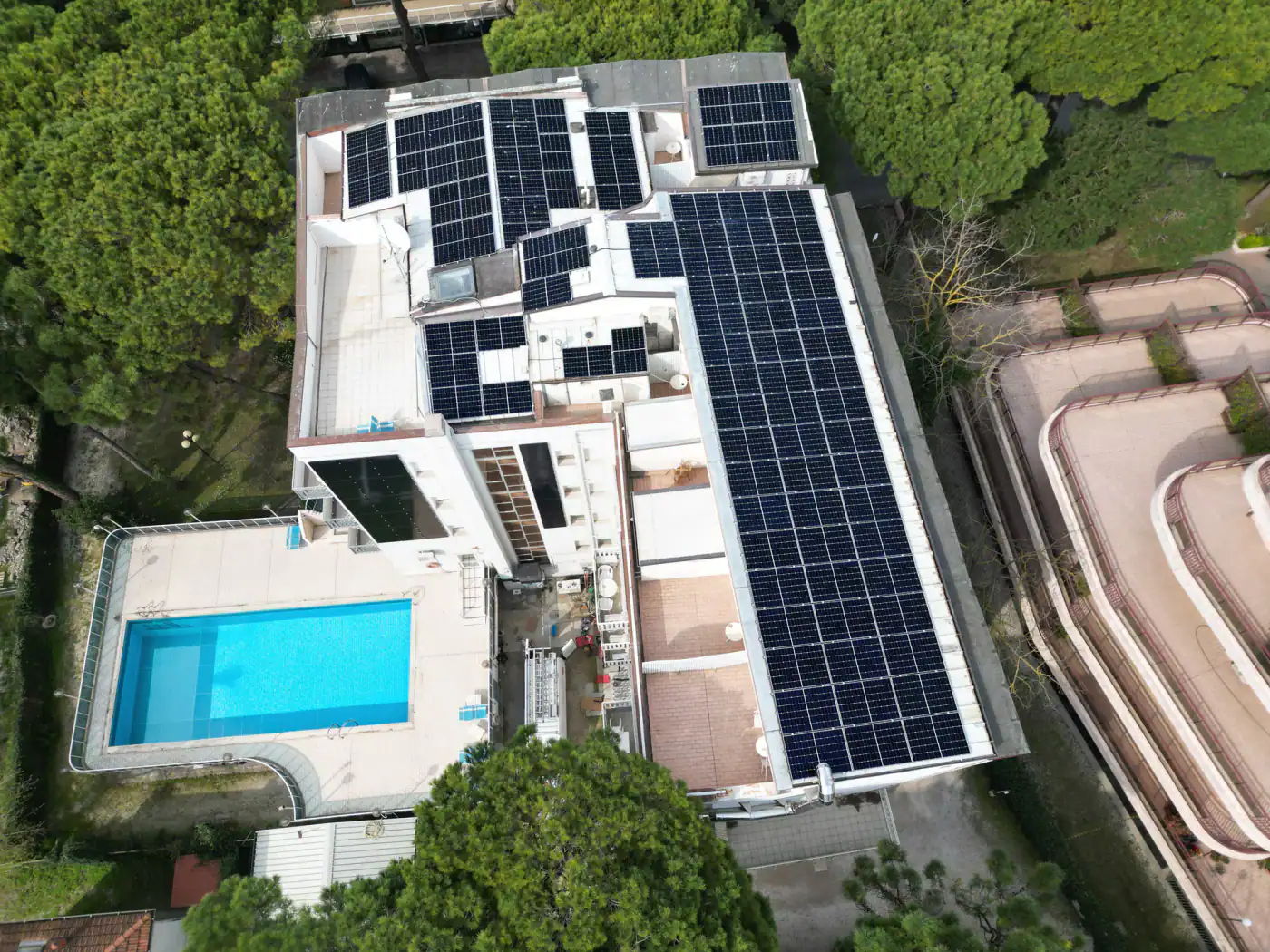 IMPIANTO FOTOVOLTAICO HOTEL DA 48,45 KW - foto 2