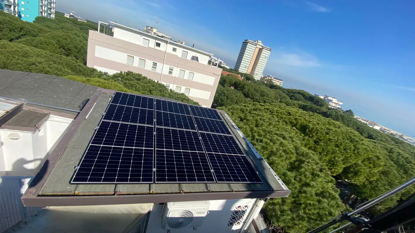 IMPIANTO FOTOVOLTAICO HOTEL DA 48,45 KW - foto 3