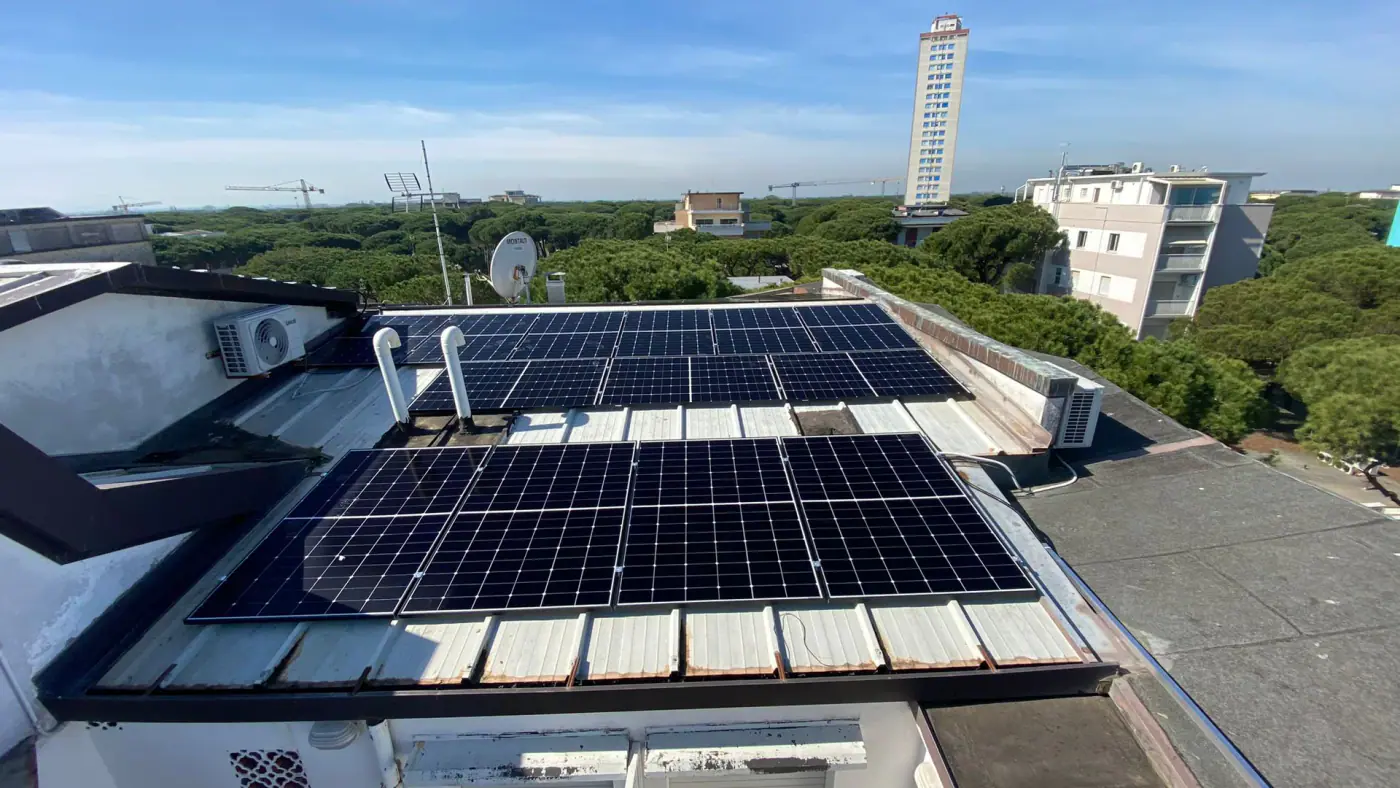 IMPIANTO FOTOVOLTAICO HOTEL DA 48,45 KW - foto 5