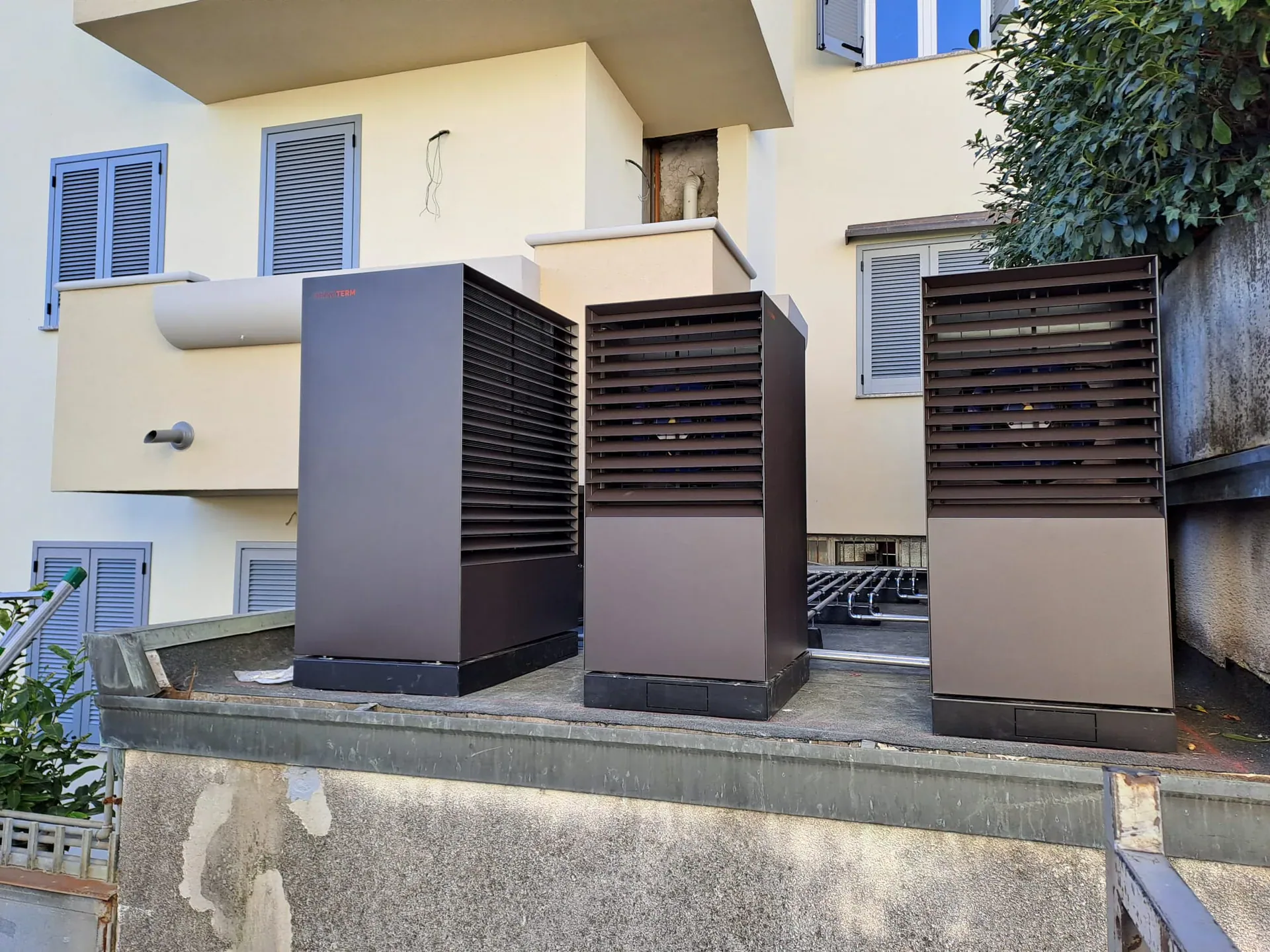CENTRALE TERMICA CON TERMOPOMPE VERSI O E ADAPT
