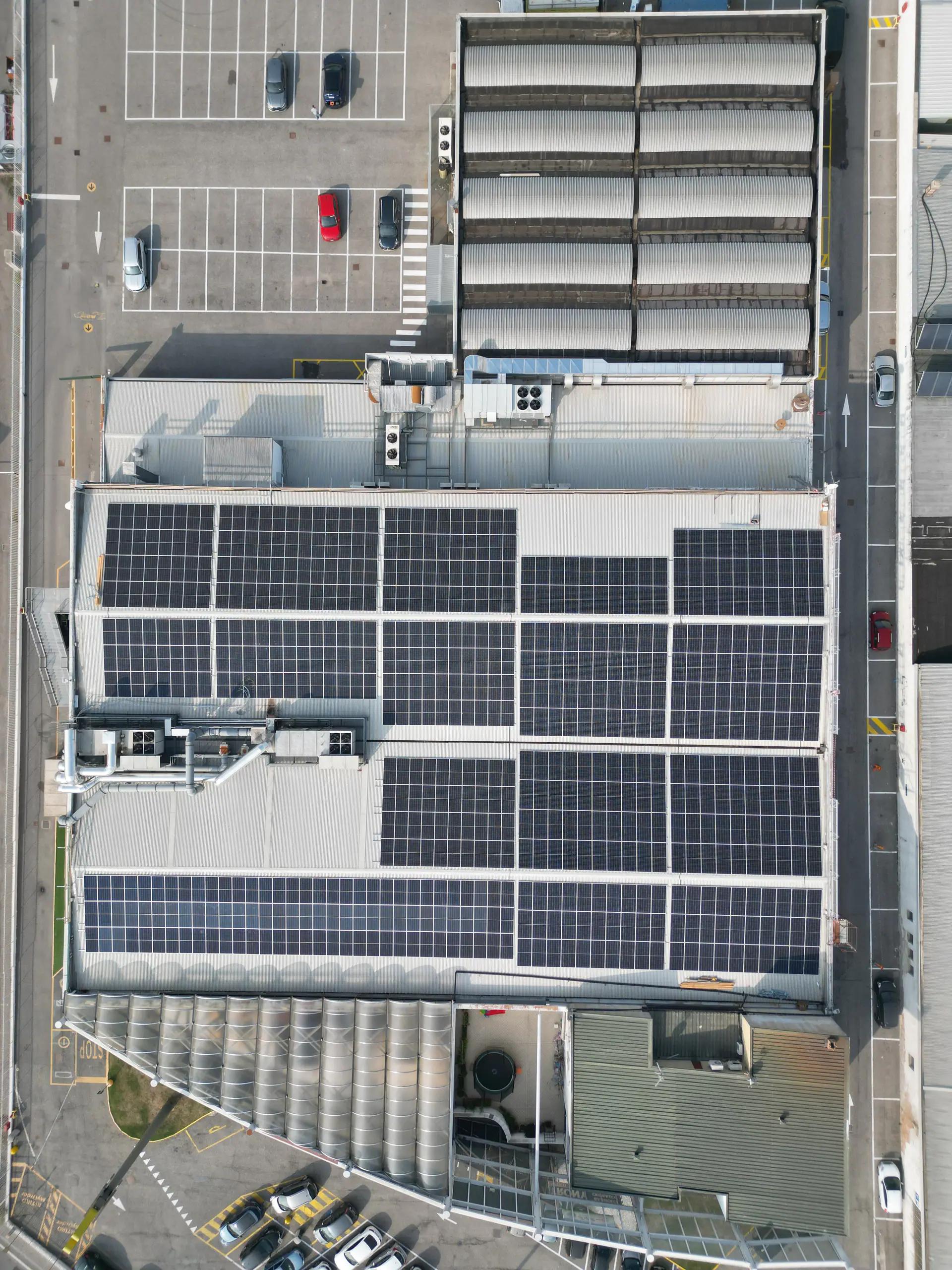 Vista aerea di un impianto fotovoltaico industriale FAR Elettric