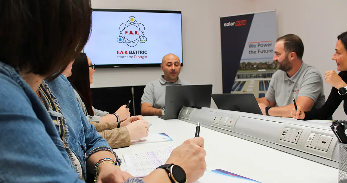 Team tecnico Farelettric al lavoro