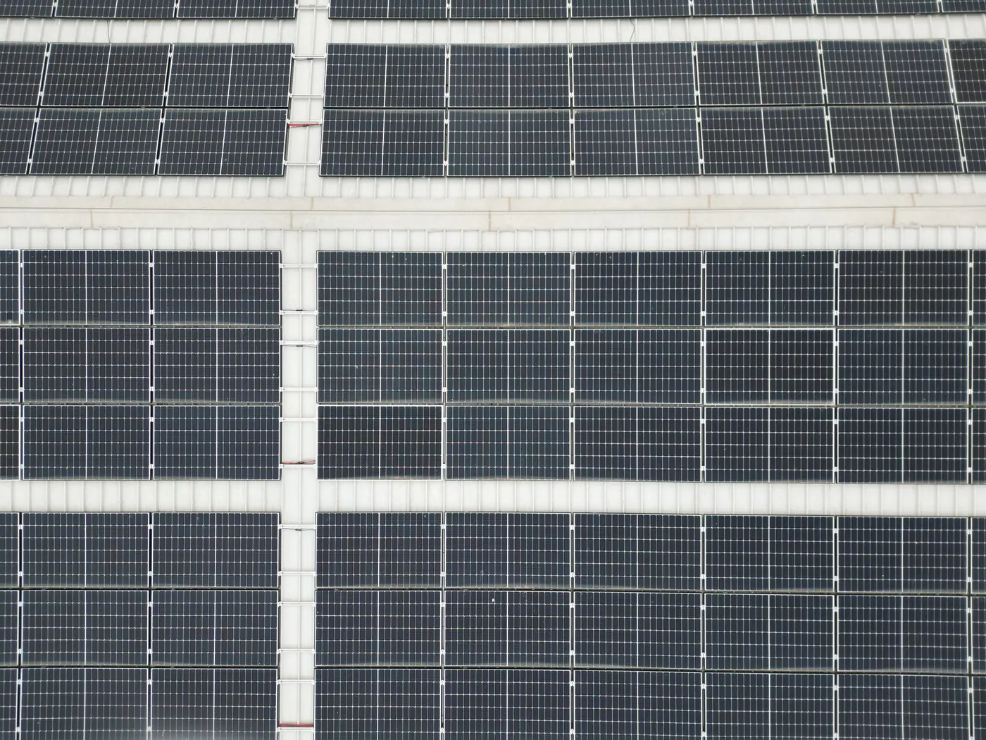 Tecnico durante un intervento su impianto fotovoltaico